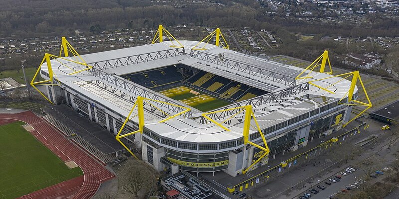 Sân vận động Signal Iduna Park là công trình xây dựng nổi bật của Đức với sức chứa 81.000 khán giả